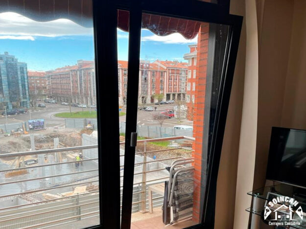 Instalación-de-ventana-oscilobatiente-Santander-Soincan-Cerrajero-Cantabria-m